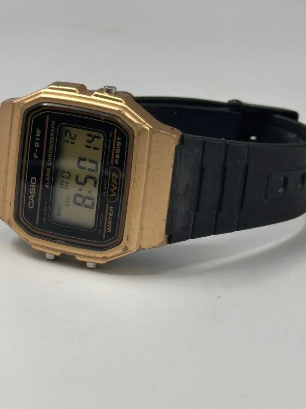 VIntage Casio Watch Mens 33mm Gold Tone Black Alarm 593 F-91W New Battery